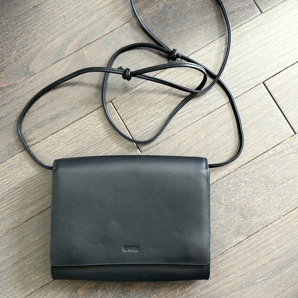 Basically new Baggu leather compact purse